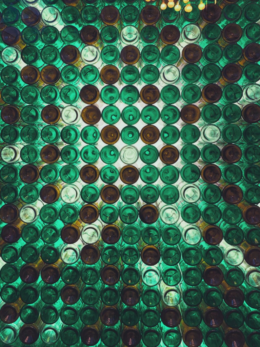 grüne glasflaschen