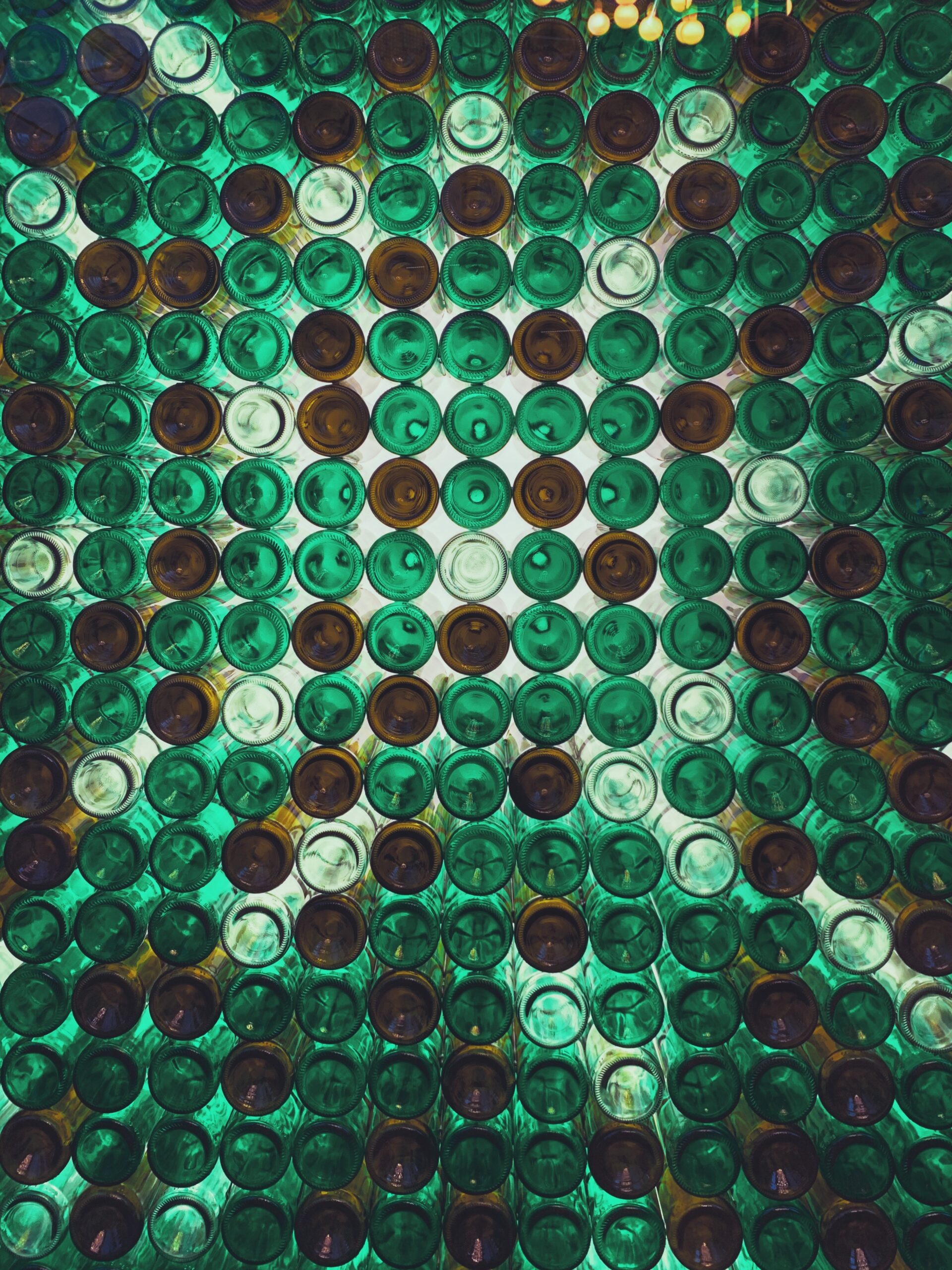 grüne glasflaschen