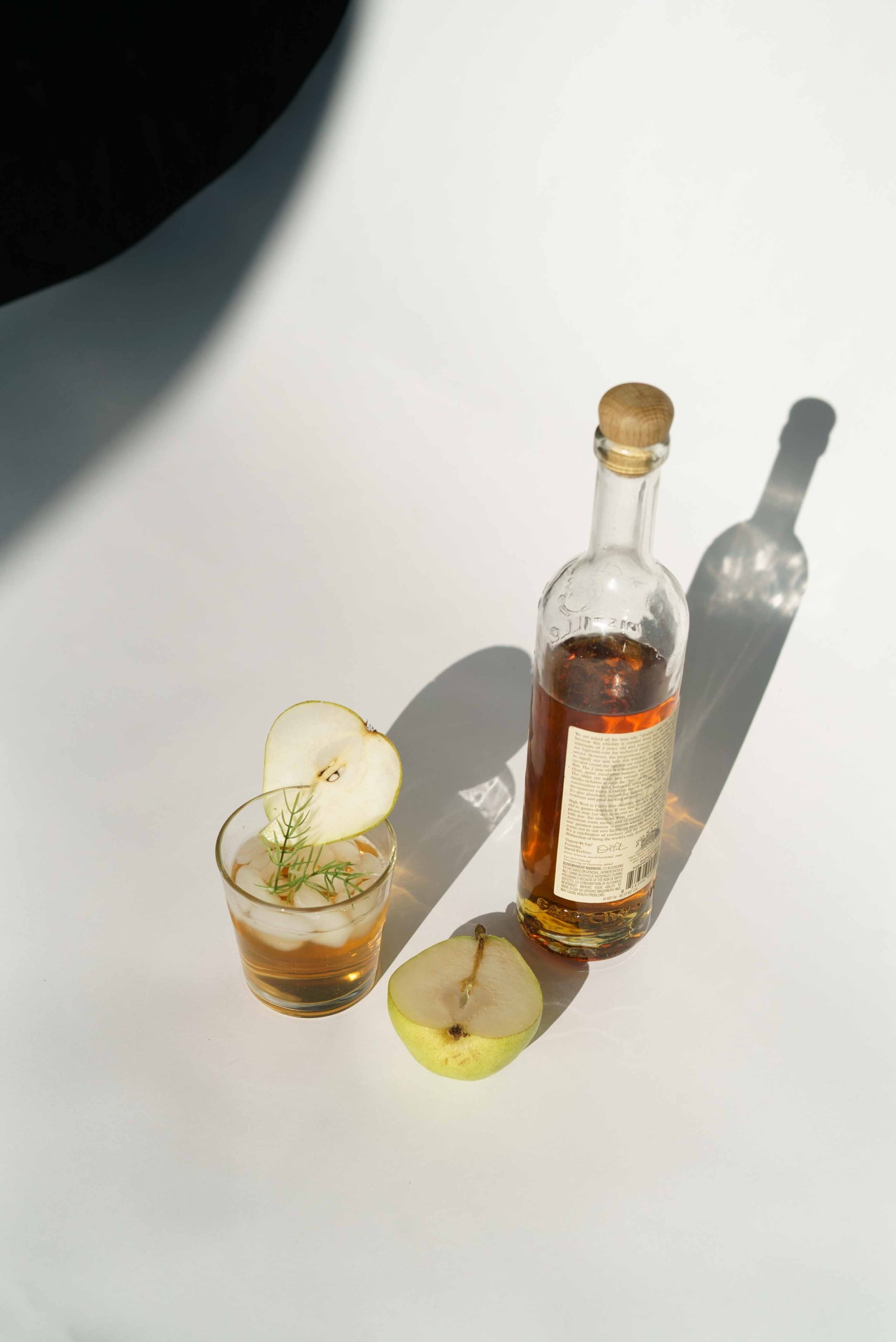 Stilleben Glasflasche mit Holzkorken