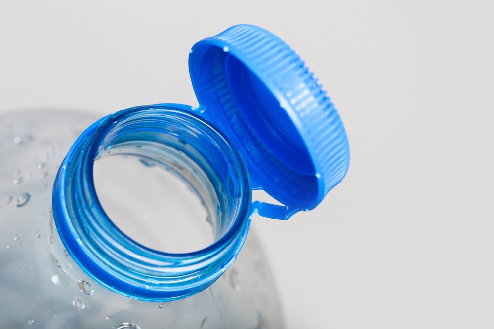 Nahaufnahme des neuen Verschlusses auf der angeschlossenen Plastikflasche tethered cap